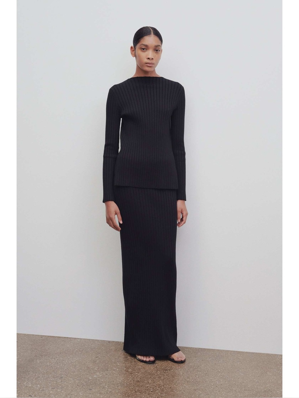 The row ASH Classic Ribbed Crewneck Long-Sleeve Top - Black - 100% silk